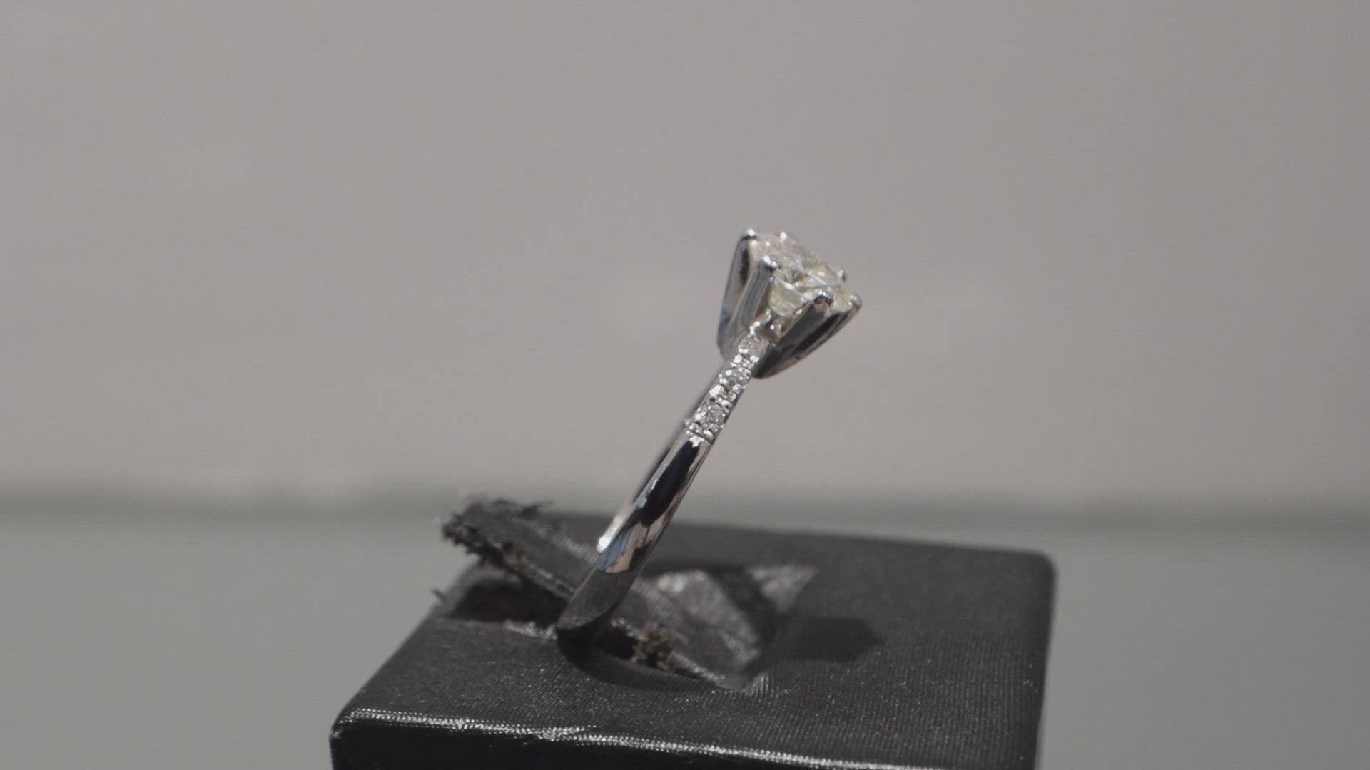 Anello solitario con diamanti laterali 1.04 carati
